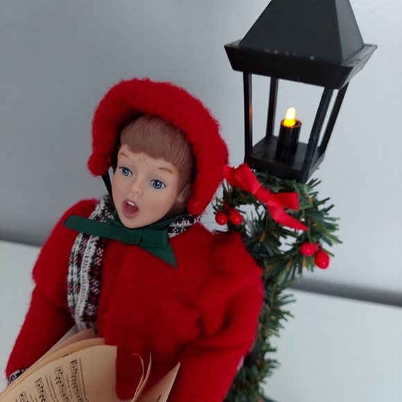 Vtg Dickens Collection Christmas Caroler Girl Musical Lighted Lamp Post Dog Cat - Picture 5 of 13